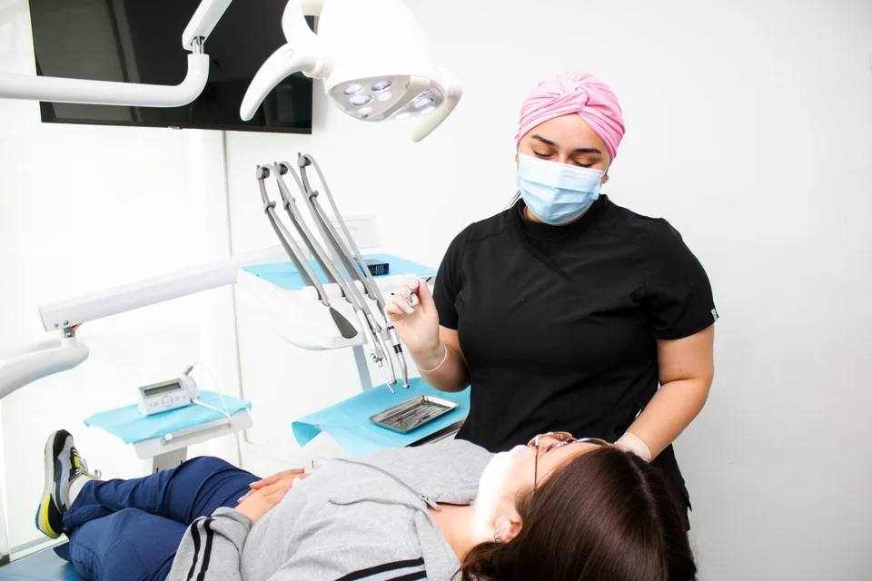 Profesional de Biobio Dental durante la atención de una paciente